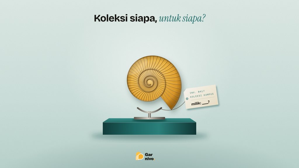 Fosil amonit amber di dudukan logam di atas alas teal, dengan label inventaris koleksi kampus bertuliskan milik dengan tanda tanya.
