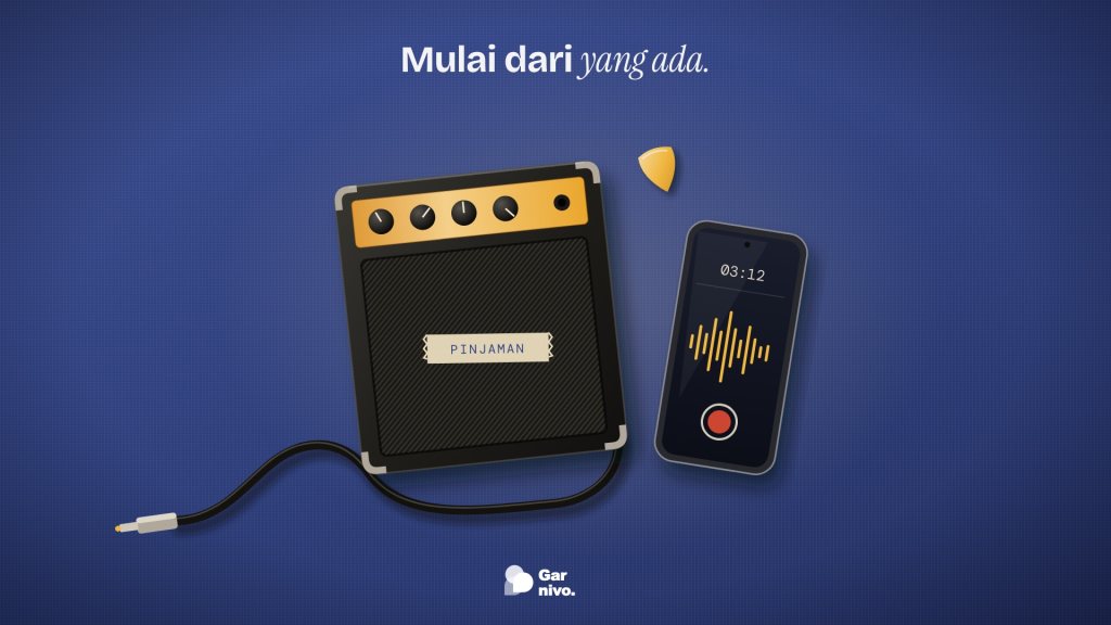 Foto tampak atas amplifier gitar kecil berlabel selotip PINJAMAN, ponsel yang sedang merekam, pick gitar amber, dan kabel melingkar di karpet garasi biru indigo.