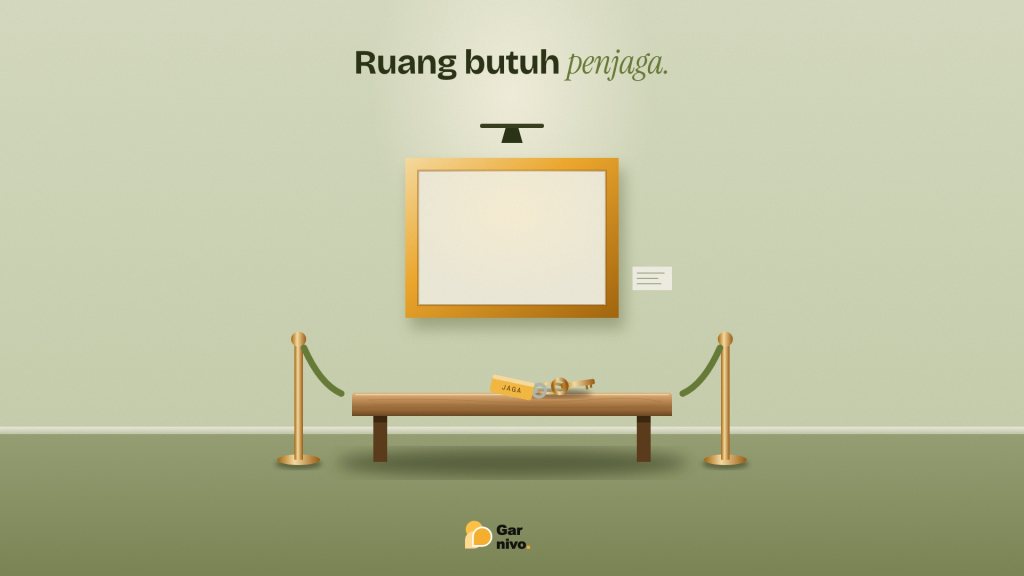 Galeri berdinding hijau moss dengan bingkai emas kosong di bawah lampu sorot, bangku kayu berisi serangkai kunci berlabel JAGA, diapit dua tiang pembatas kuningan.