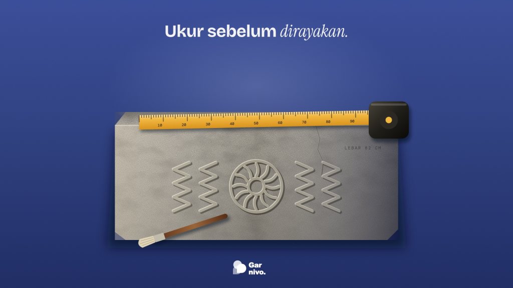 Makro balok batu berukir motif roset dan zigzag, pita ukur amber terbentang di atasnya dan kuas konservasi di depan, latar indigo.