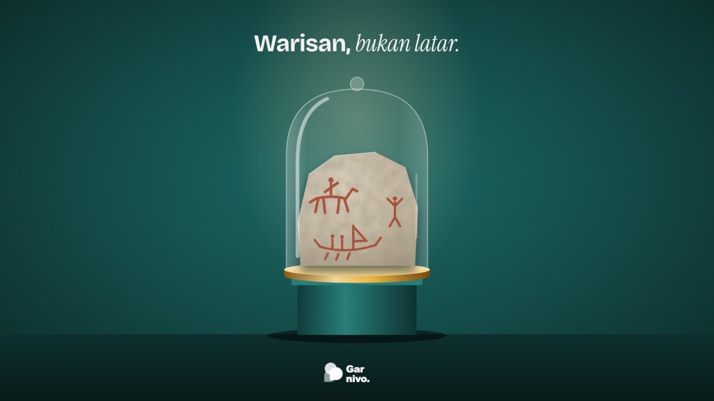 Bongkah batu kapur bergambar oker penunggang kuda, perahu, dan sosok manusia, terlindung sungkup kaca di atas alas toska berbingkai kuningan.