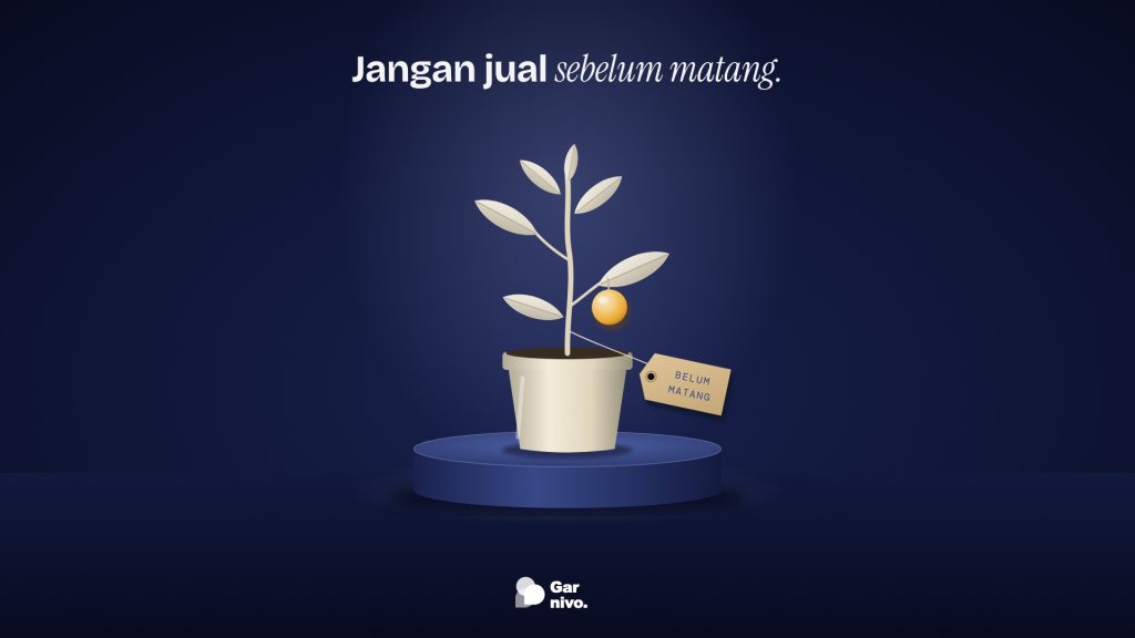 Bibit pohon berdaun kertas krem dalam pot keramik di atas alas bundar biru, berbuah satu bola amber kecil dengan label kertas bertulisan belum matang.
