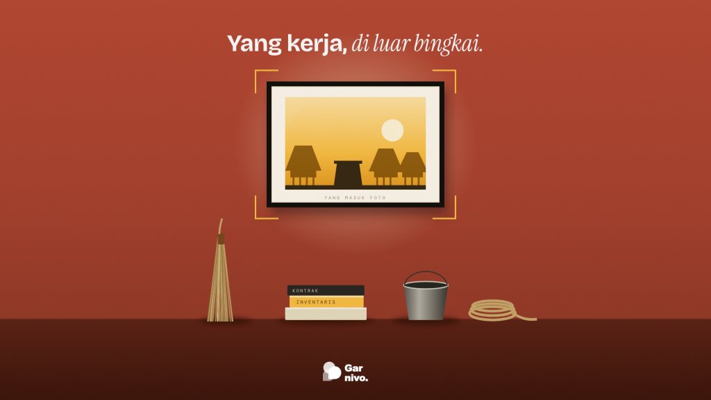 Foto berbingkai desa adat dan menara batu di dinding terakota, di bawahnya sapu lidi, buku inventaris dan kontrak, ember, serta gulungan tali.