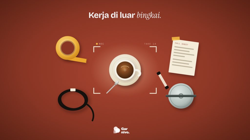 Flat lay meja terakota: secangkir kopi rapi di dalam bingkai kamera, sementara lakban amber, kabel, call sheet, penjepit, dan rantang kru berada di luar bingkai.