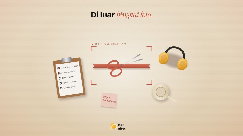 Meja krem tampak atas: gunting pita seremoni di dalam tanda bingkai kamera, di luarnya papan jepit daftar akses, pelindung telinga amber, lakban, dan catatan tempel.
