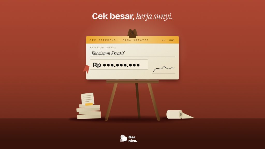 Cek seremoni raksasa beraksen amber di atas easel kayu di bawah sorot lampu, sementara tumpukan nota dan gulungan struk tergeletak dalam bayangan di lantai.