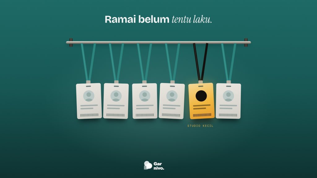 Enam kartu tanda pengenal tergantung pada palang logam; lima kartu pengunjung pucat seragam, satu kartu amber bertanda studio kecil.