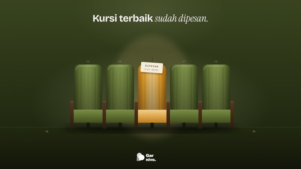 Deretan kursi bioskop beludru hijau lumut dalam ruang gelap, satu kursi tengah berwarna amber dengan kartu Dipesan oleh Merek.