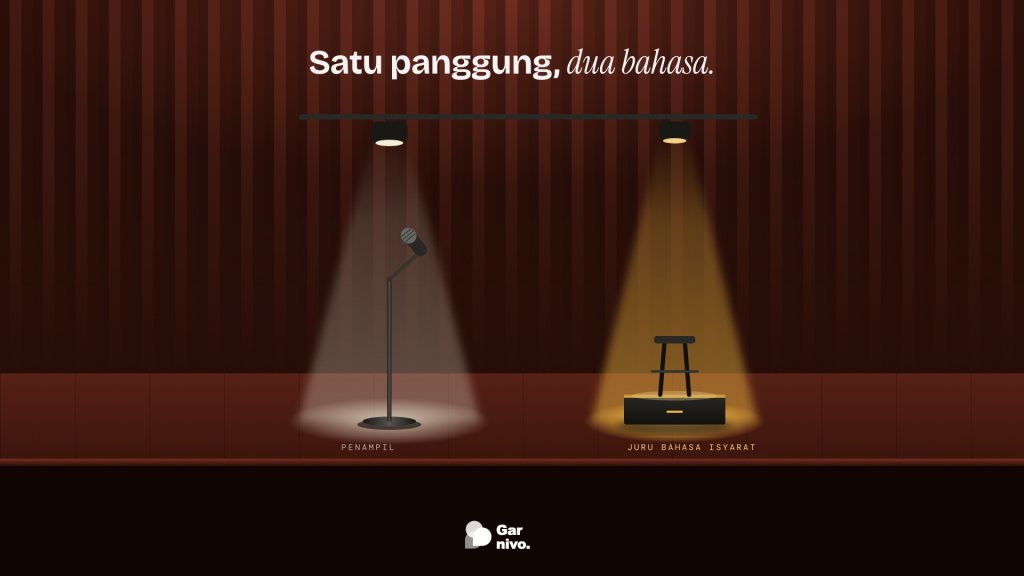 Panggung bertirai gelap dengan dua lampu sorot: cahaya putih pada stand mikrofon penampil dan cahaya amber pada titik juru bahasa isyarat.