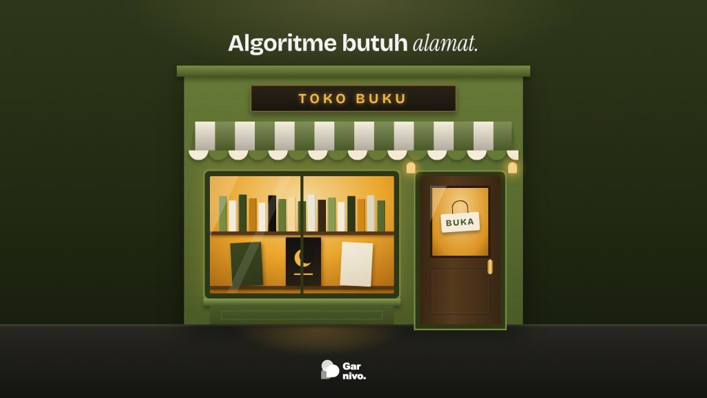 Muka toko buku hijau lumut saat senja, jendela pajang menyala amber penuh buku, kanopi bergaris, dan tanda BUKA di pintu.