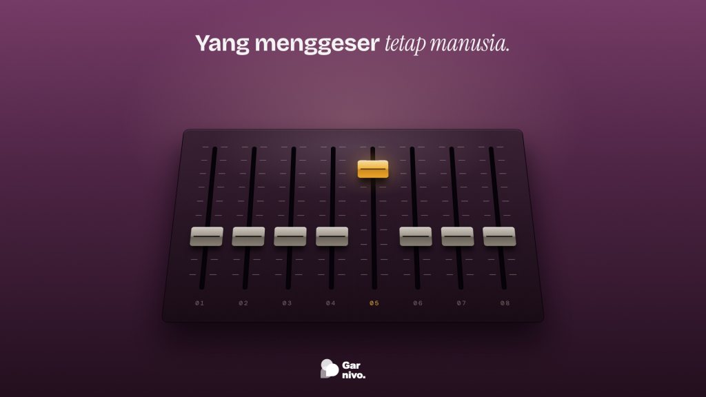 Meja mixer ungu gelap dengan delapan fader; tujuh tuas abu-abu sejajar, satu tuas amber digeser lebih tinggi dari yang lain.