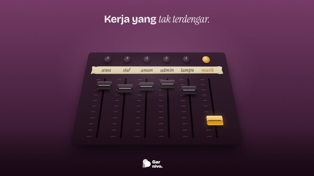 Close-up meja mixer gelap dengan selotip berlabel sewa, staf, aman, admin, lampu, musik; fader kerja tak terlihat tinggi, fader musik amber rendah.