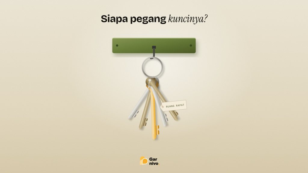Cincin kunci tergantung di papan kait hijau lumut, berisi kunci perak dan kuningan tua serta satu kunci amber berlabel ruang rapat, di latar krem.