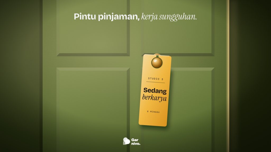 Close-up pintu panel hijau lumut dengan kenop kuningan, tergantung kartu amber bertulisan Studio 3, sedang berkarya, enam minggu.