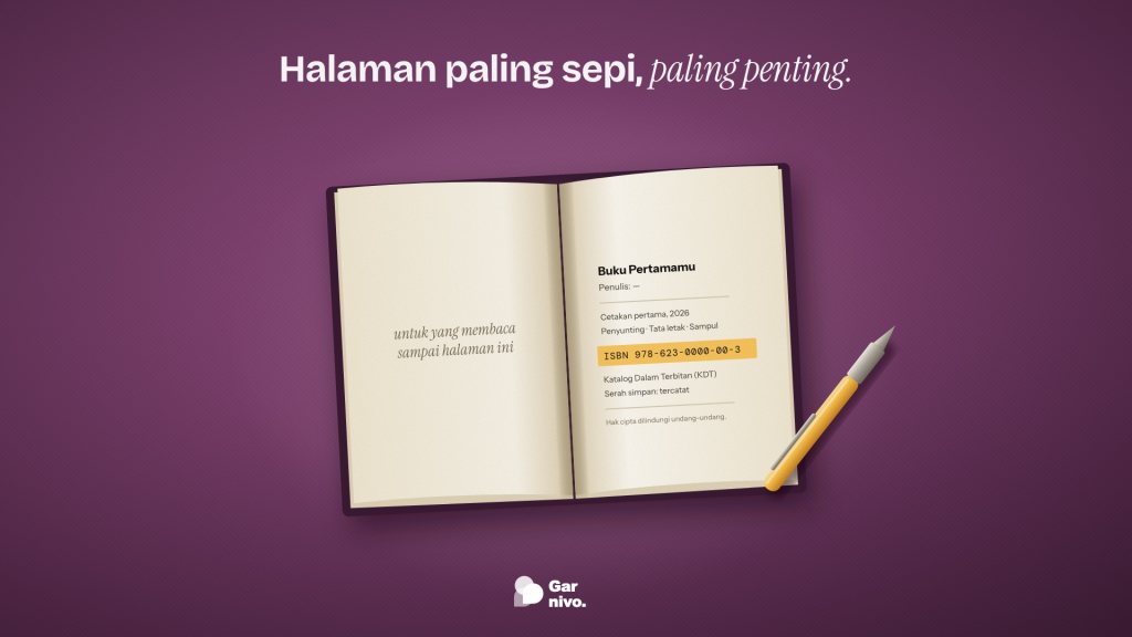 Buku terbuka di atas kain plum pada halaman kolofon, baris ISBN disorot amber, pena berbatang amber tergeletak di sampingnya.