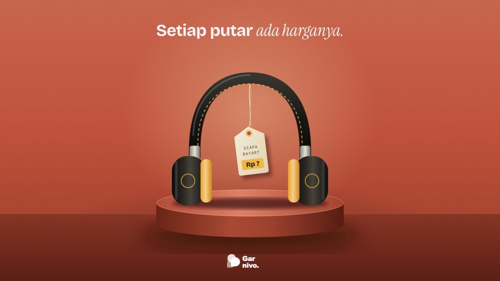 Headphone hitam dengan bantalan amber berdiri di alas terakota, label kertas bertuliskan Siapa Bayar? Rp ? tergantung di tengah bandonya.