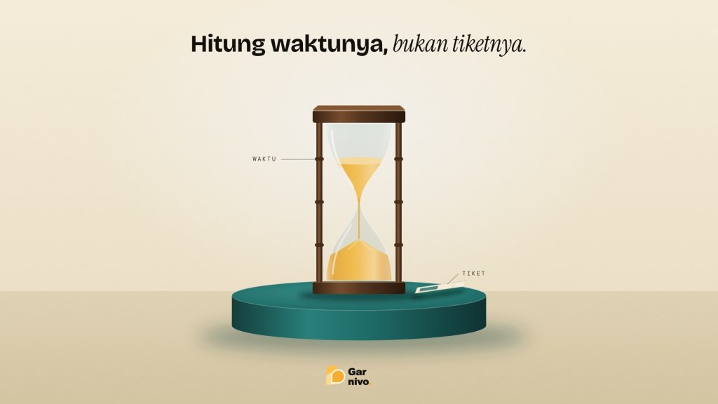 Jam pasir kayu berpasir amber berdiri di alas teal dengan latar krem terang, di sampingnya tergeletak tiket kecil yang tampak remeh.