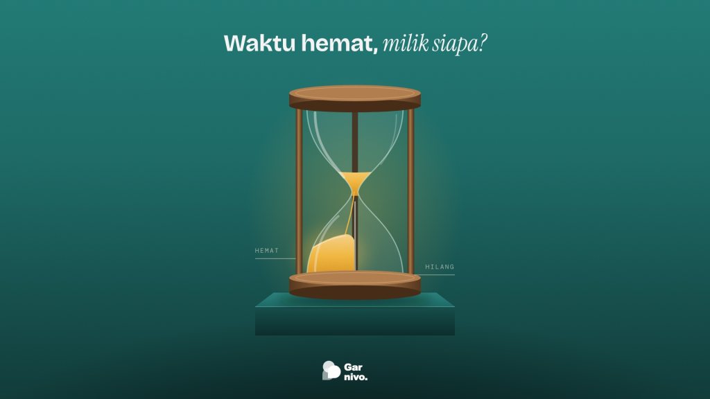 Jam pasir kayu di atas alas teal; ruang bawahnya disekat kaca sehingga pasir amber menumpuk di sisi hemat dan nyaris kosong di sisi hilang.