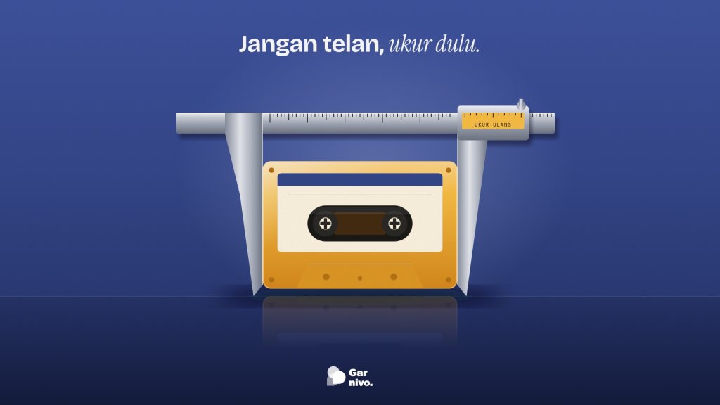 Jangka sorong baja menjepit kaset amber berlabel krem di latar indigo, dengan pantulan di meja dan slider bertuliskan ukur ulang.