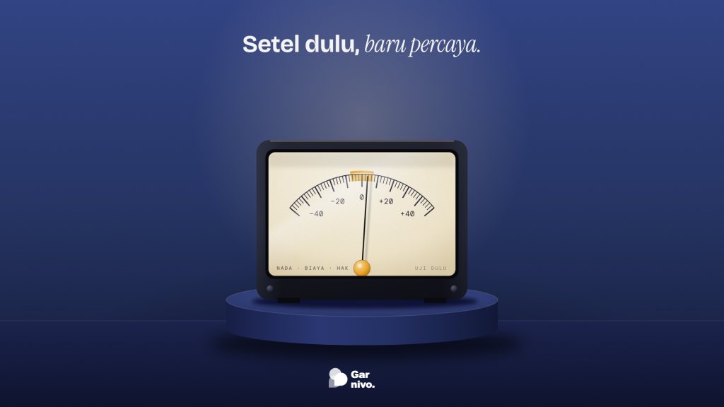 Meter penyetem analog bermuka krem di atas alas silinder nila, jarumnya hampir tepat di zona amber, dengan label nada, biaya, dan hak.