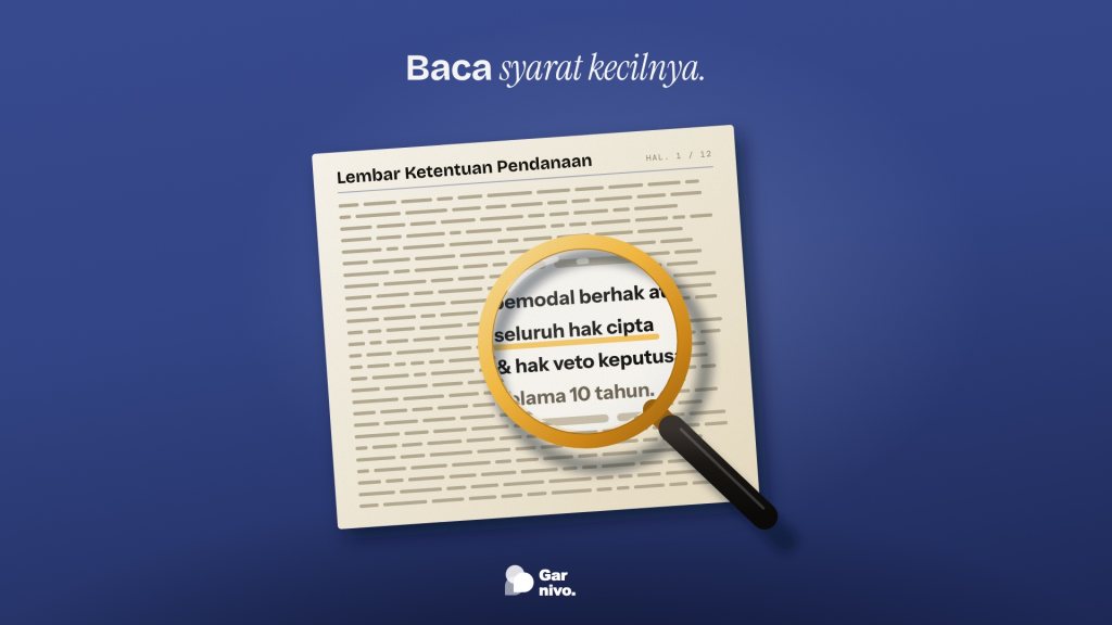 Kaca pembesar berbingkai amber di atas lembar ketentuan pendanaan berlatar indigo, memperbesar huruf kecil tentang hak cipta dan hak veto pemodal.