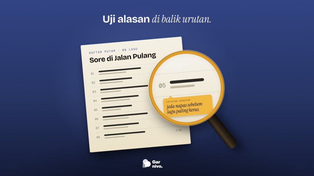 Kaca pembesar berbingkai kuningan memperbesar satu baris daftar putar di kertas, memperlihatkan catatan kurator berwarna amber, di latar indigo.