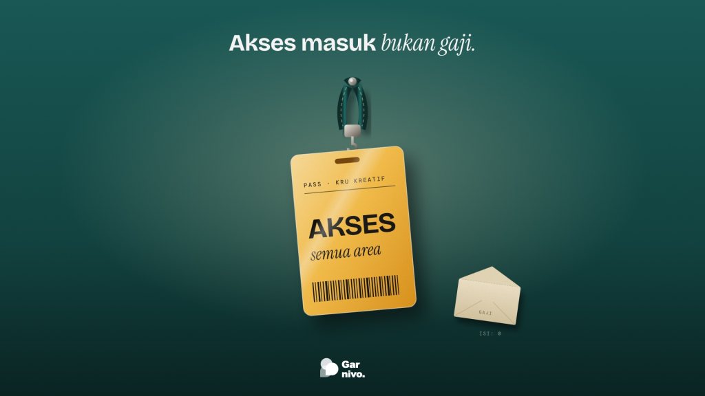 Kartu akses amber bertulisan Akses semua area tergantung pada paku di dinding teal, dengan amplop gaji kosong kecil di sampingnya.