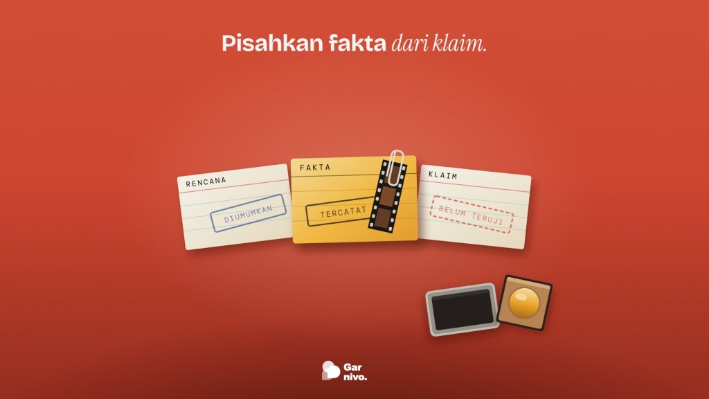 Tiga kartu indeks di meja merah: rencana dicap diumumkan, klaim dicap belum teruji, dan kartu fakta amber dicap tercatat dengan potongan seluloid terjepit.