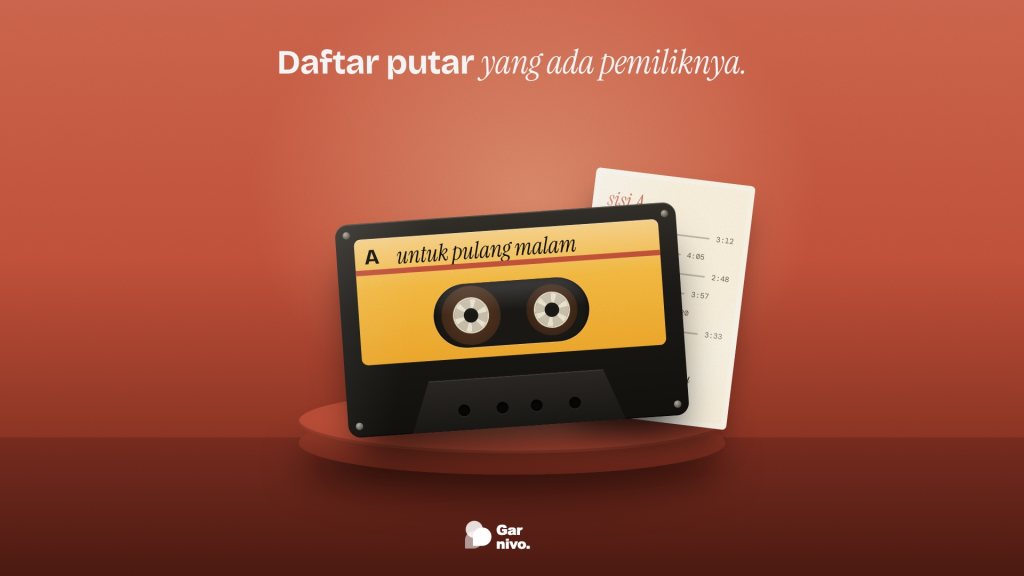 Kaset hitam berlabel amber bertulisan tangan di atas alas terakota, dengan sampul daftar lagu tulisan tangan di belakangnya.