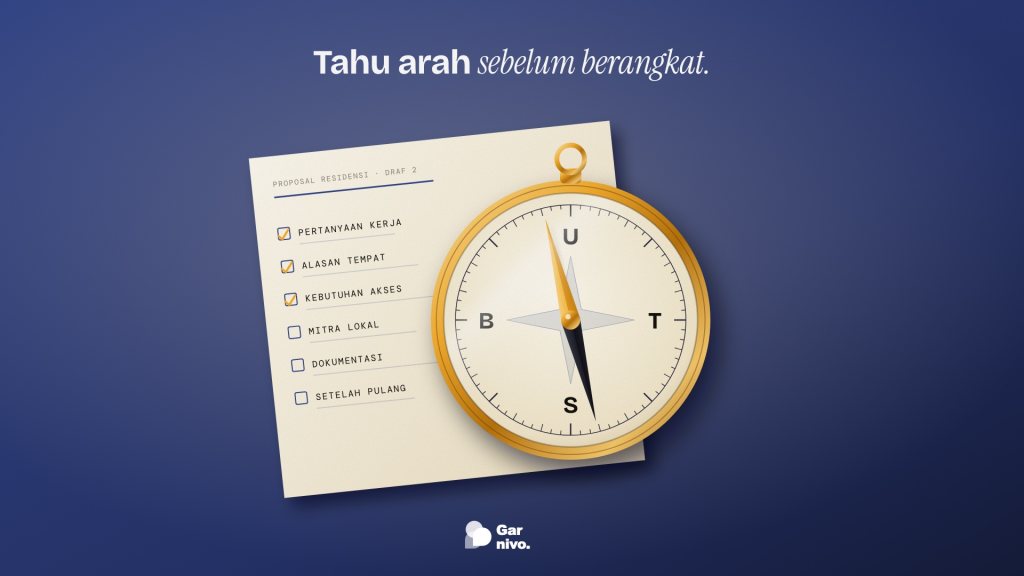 Kompas kuningan dengan jarum amber di atas lembar draf proposal residensi berisi daftar periksa, di meja berwarna nila gelap.