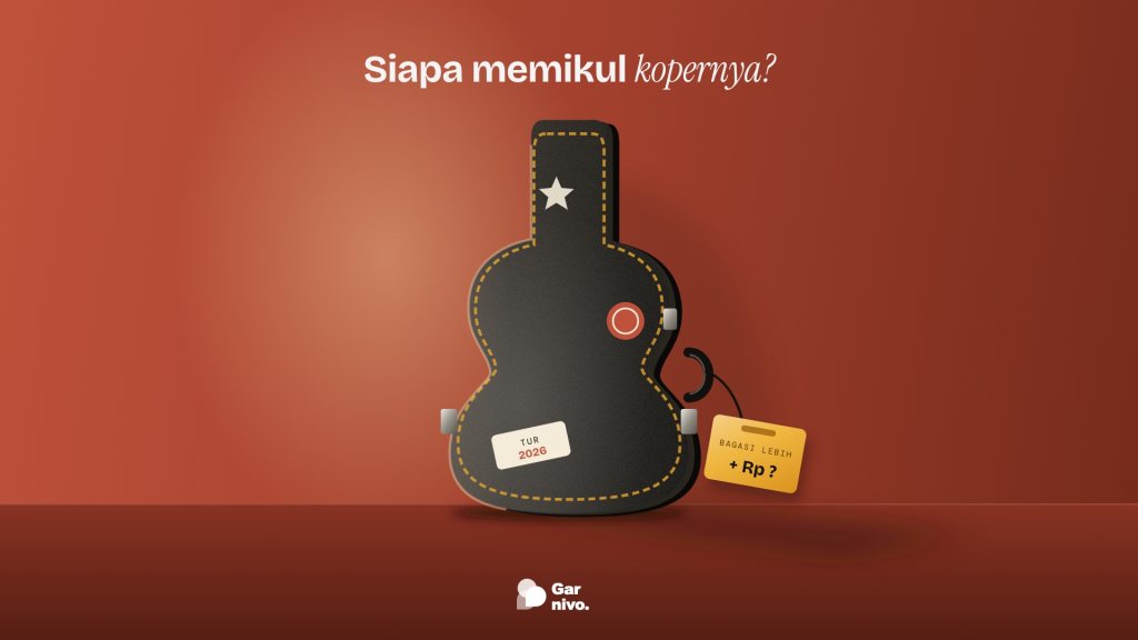 Koper gitar hitam berjahitan amber berdiri di lantai terakota, label bagasi amber bertuliskan Bagasi Lebih + Rp ? tergantung di pegangannya.