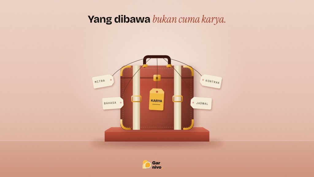 Koper kulit terakota berdiri di alas, digantungi label mitra, bahasa, kontrak, jadwal, dan satu label amber bertuliskan karya.