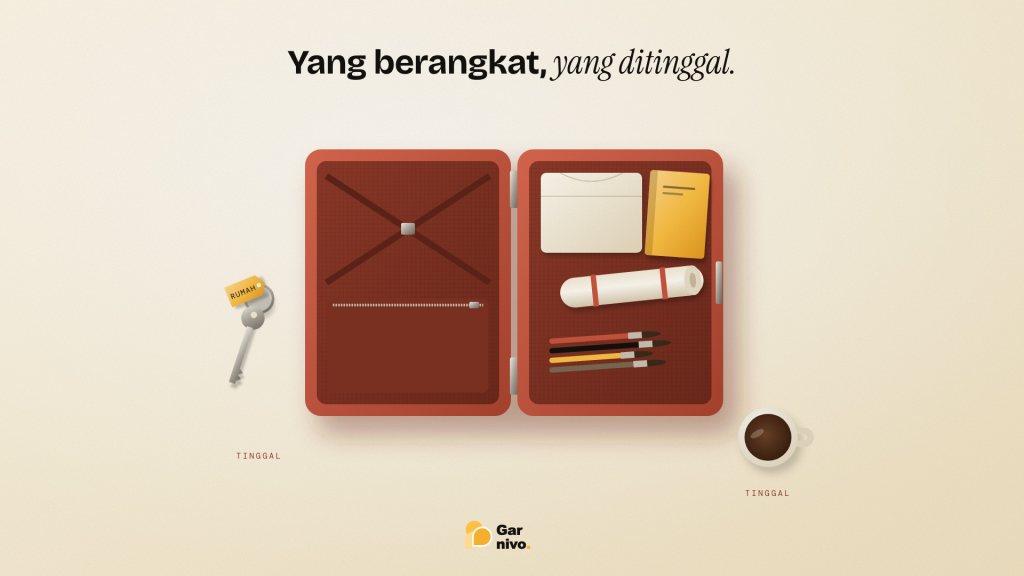 Foto dari atas koper terakota terbuka berisi kaos, buku sketsa amber, kanvas gulung, dan kuas, sementara kunci rumah dan secangkir kopi tertinggal di luar.