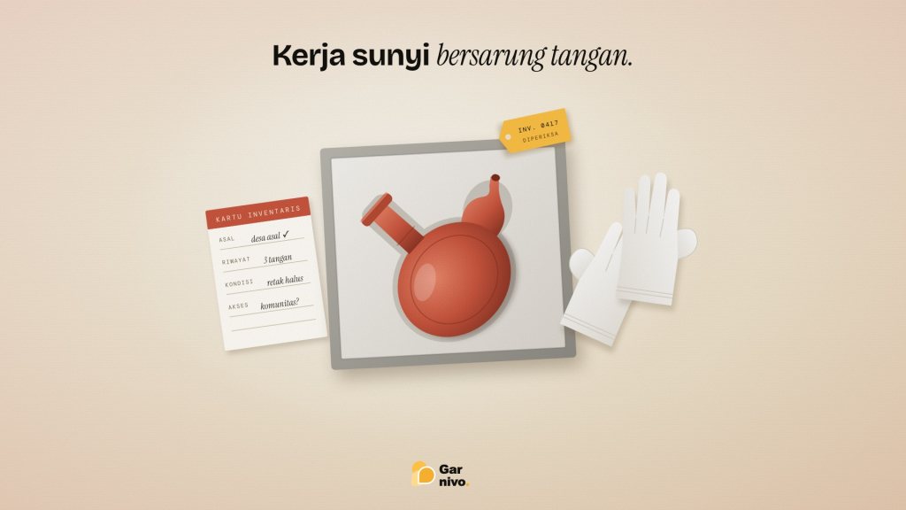 Tampak atas kotak arsip berisi kendi tanah liat di ceruk busa, sarung tangan katun putih, kartu inventaris, dan label amber Inv. 0417.