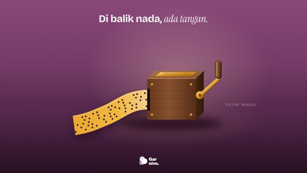 Kotak musik kayu dengan engkol kuningan, pita kertas amber berlubang keluar melengkung ke meja, latar ungu plum dengan cahaya hangat.