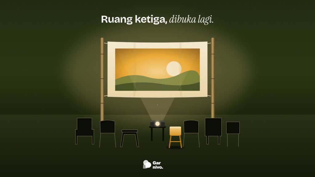 Layar kain di antara dua tiang bambu memutar gambar senja dari proyektor kecil, di depannya deretan kursi beraneka siluet dan satu kursi amber yang masih kosong.