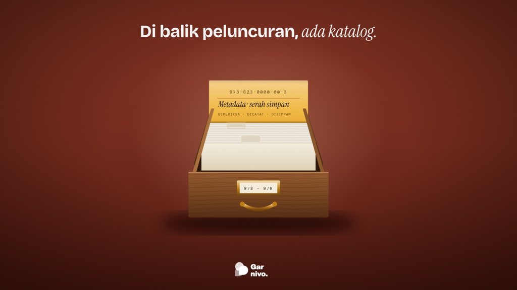 Laci katalog perpustakaan dari kayu ditarik terbuka, penuh kartu krem, satu kartu amber terangkat bertuliskan metadata dan serah simpan.