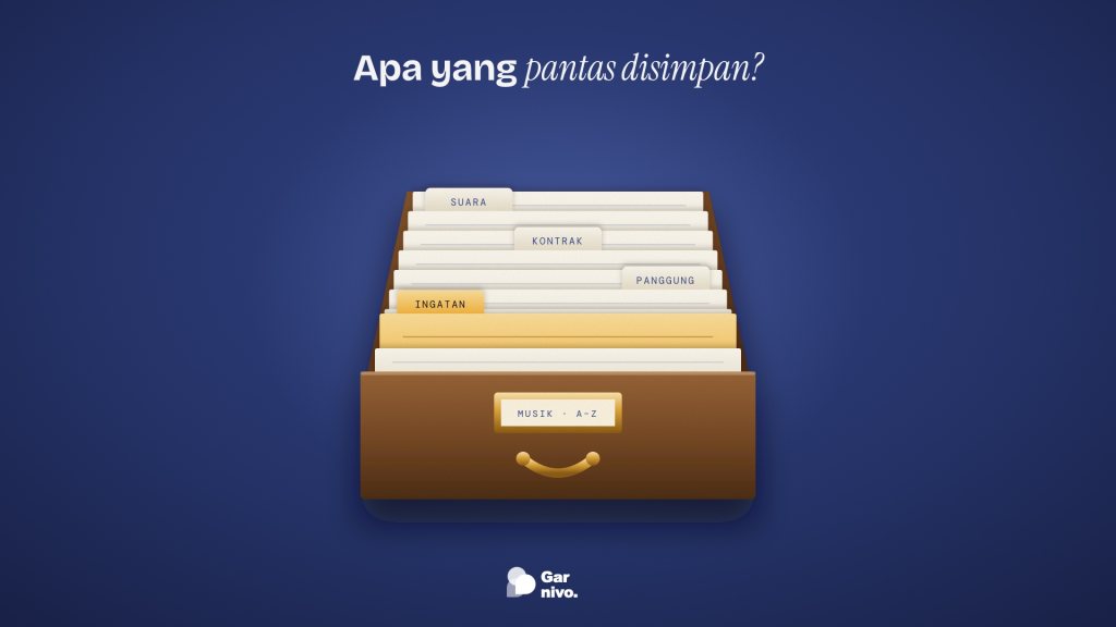 Laci katalog kayu terbuka berisi kartu indeks dengan tab Suara, Kontrak, Panggung, dan Ingatan; kartu Ingatan berwarna amber.