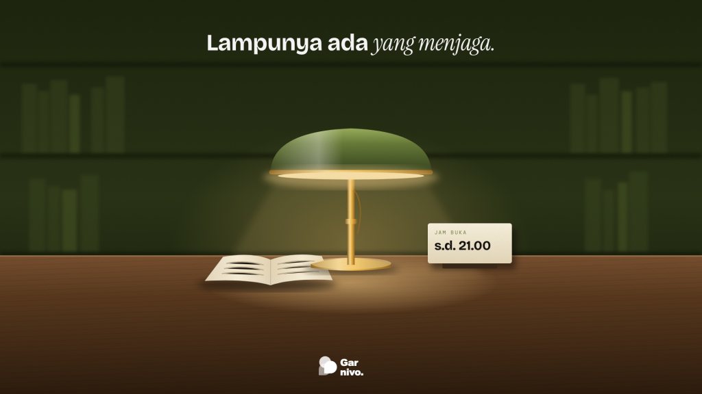 Lampu baca berkap hijau dan bertiang kuningan menyinari buku terbuka di meja kayu malam hari, dengan papan kecil jam buka sampai pukul 21.00.