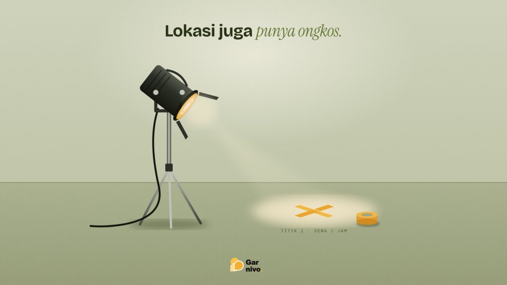 Lampu fresnel studio di atas tripod menyorot tanda X dari lakban amber di lantai, berlabel TITIK 1 sewa per jam, dengan gulungan lakban di dekatnya.