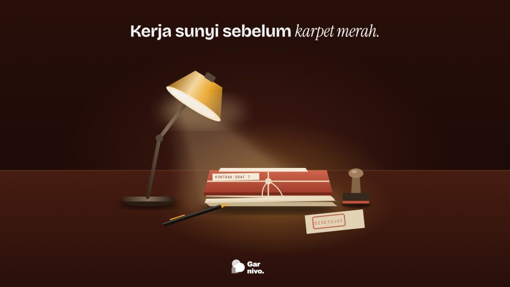 Lampu meja berkap amber menyinari tumpukan map kontrak terikat tali, stempel karet, kertas bercap DISETUJUI, dan pena di meja kayu gelap malam hari.