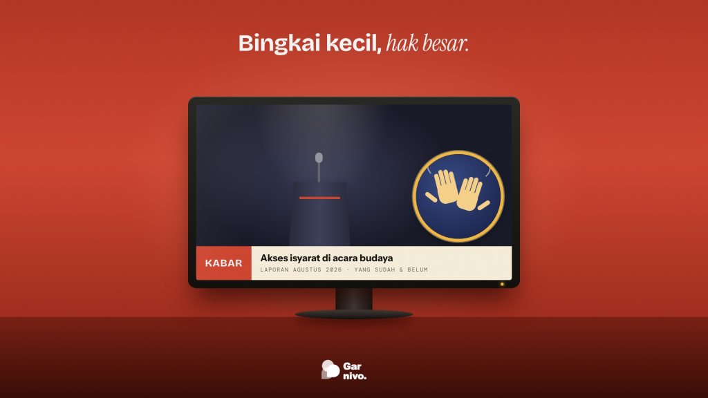 Monitor siaran di latar merah menampilkan podium kosong dan judul kabar, dengan bingkai bundar beraksen amber berisi dua tangan isyarat di sudutnya.