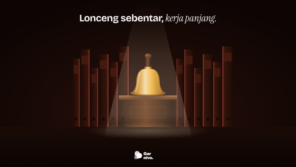 Lonceng kuningan di atas podium kayu disorot lampu panggung, diapit deretan map tebal di bayang-bayang dengan cahaya tepi terakota.