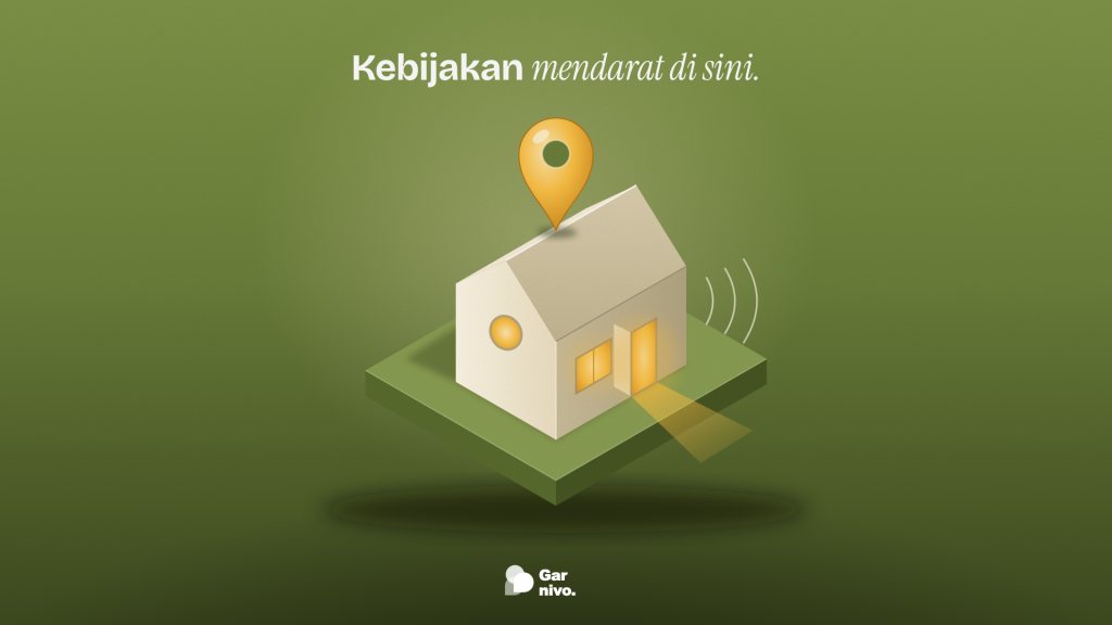 Maket rumah studio latihan berjendela amber menyala di atas alas hijau lumut, dengan pin peta amber mendarat di bubungan atapnya.