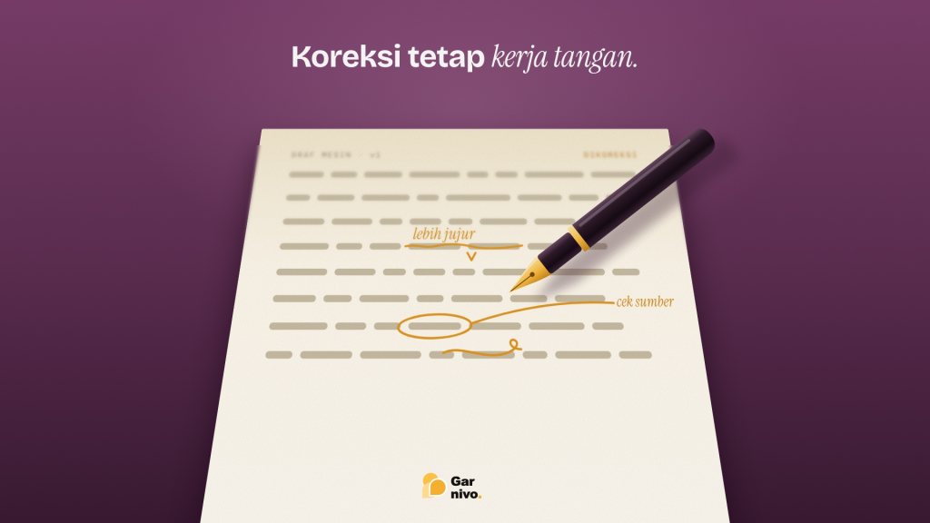 Pena bermata amber di atas lembar draf mesin yang penuh baris teks, dengan coretan koreksi tangan amber bertuliskan lebih jujur dan cek sumber.