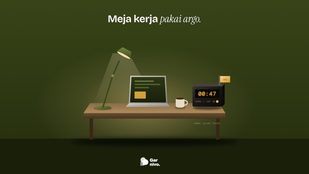 Meja kerja kayu dengan lampu meja, laptop generik, dan cangkir, ditemani argo hitam berangka amber 00:47 bertuliskan sewa per jam di ruang hijau tua.