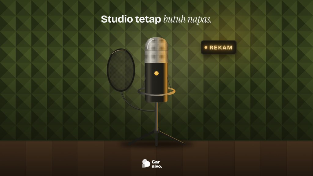 Mikrofon studio dengan penyaring pop di bilik rekam berdinding busa hijau lumut, lampu REKAM amber menyala di dinding.