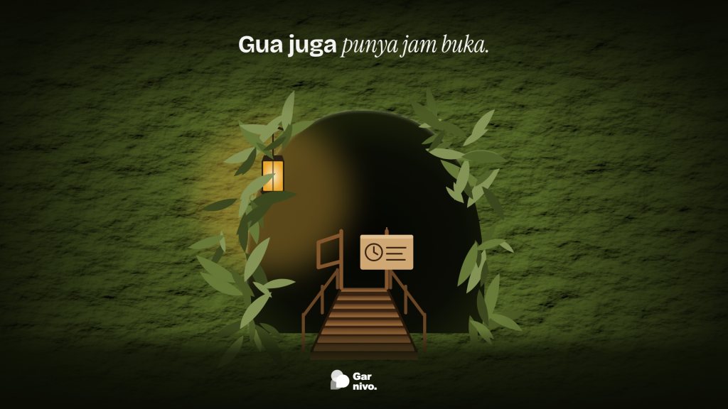 Mulut gua di tebing hijau berlumut dengan titian kayu, gerbang setengah terbuka, papan jadwal berikon jam, dan lentera amber menyala.