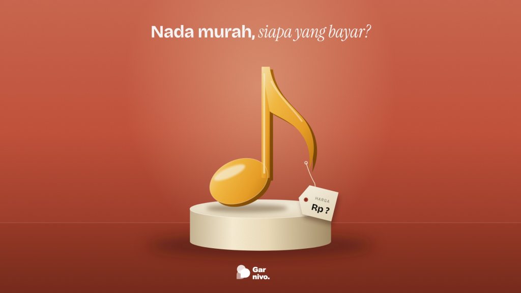 Patung not musik amber mengilap di atas alas krem, label harga kertas bertuliskan Rp ? tergantung di benderanya, latar terakota.