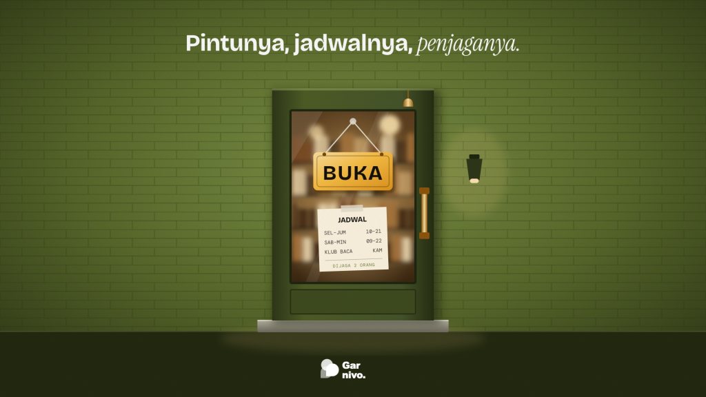 Pintu kaca berbingkai hijau lumut di dinding bata dengan papan BUKA amber tergantung dan kartu jadwal tertempel, rak buku hangat samar terlihat di dalam.